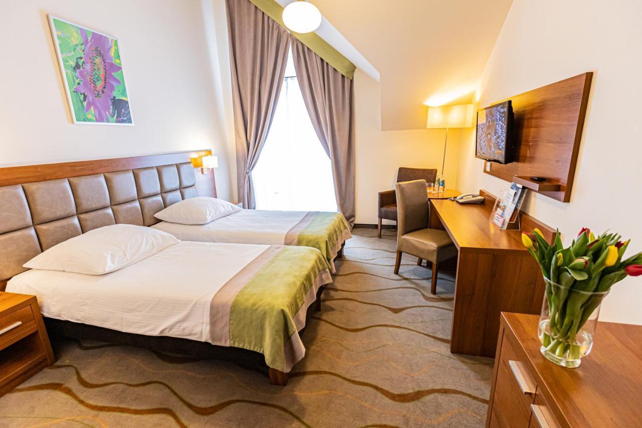 Hotel Olivia Medical Spa Skomielna Czarna Luaran gambar